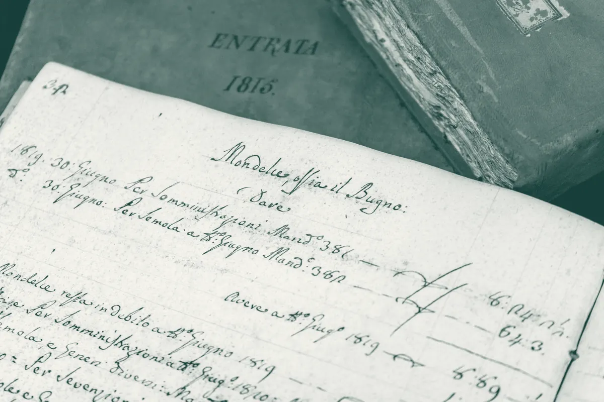 Página manuscrita de un libro de cuentas antiguo, con fechas y cifras.
